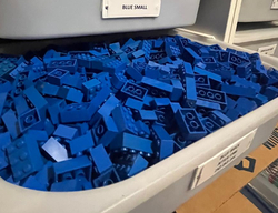 Open bak met gesorteerde LEGO